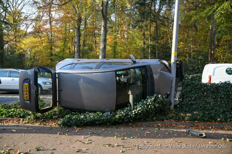 Botsing in Hilversum: auto op z&#39;n kant