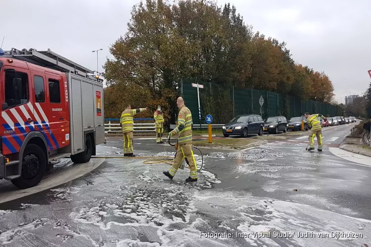 Brandweer reinigt lang stuk weg in Bussum, veel stremming