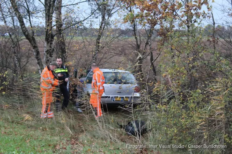 Auto raakt van de weg in Blaricum