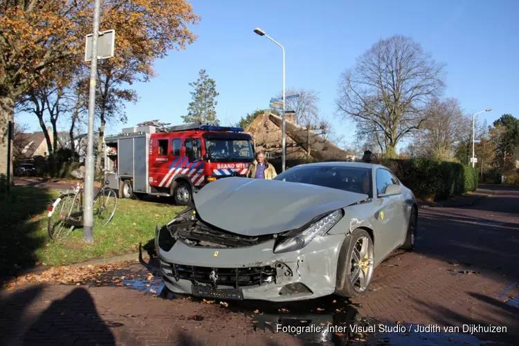 Ferrari totall loss na ongeval in Laren