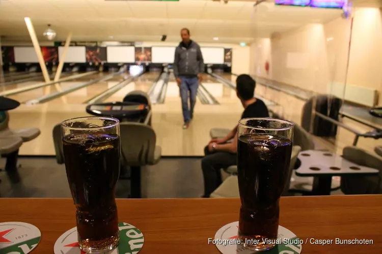 Eigenaresse bowlingbaan Huizen opent bar ondanks coronaregels