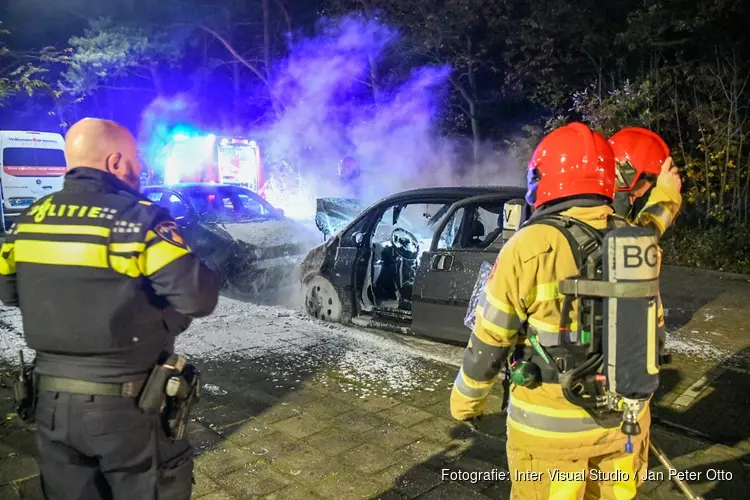 Twee auto&#39;s door brand verwoest in Hilversum