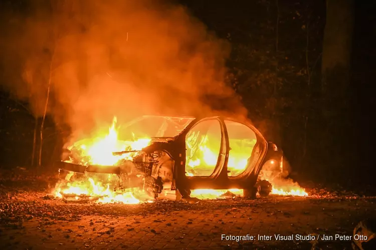 Auto volledig gestript en in brand gestoken