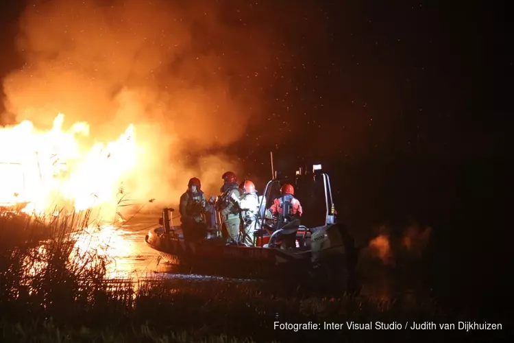 Boot volledig uitgebrand op Vecht bij Weesp