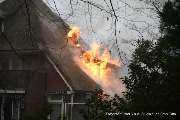 Grote brand bij woning met rieten kap in Bussum