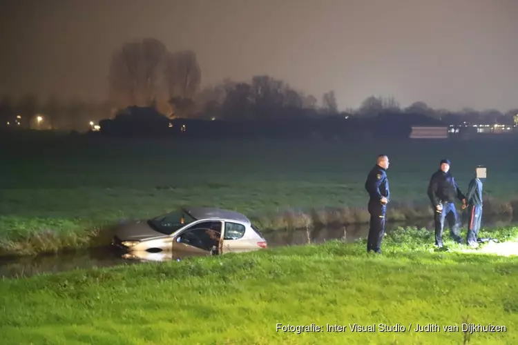 Auto te water in Muiden, inzittenden gehouden