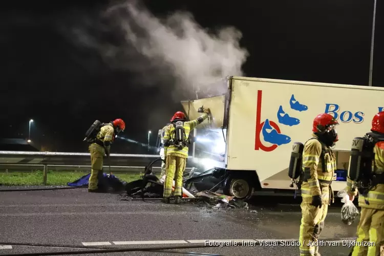 Veel schade aan visaanhanger na brand op snelweg