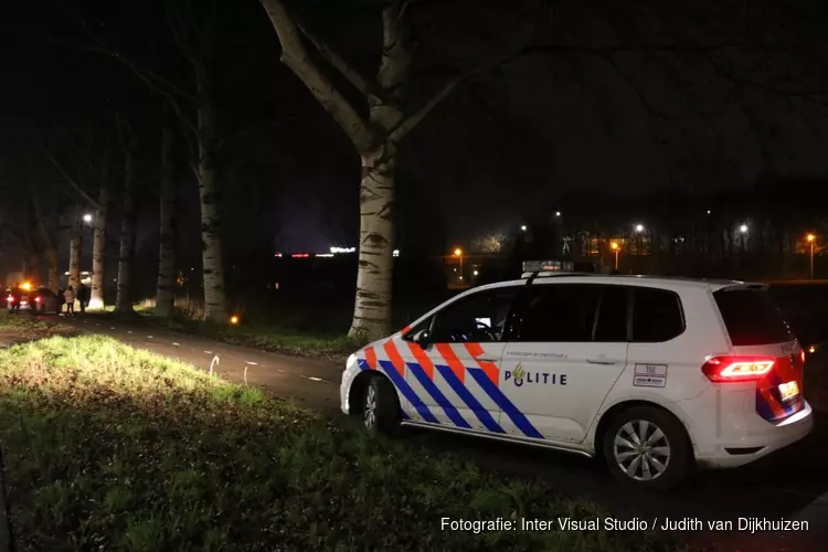 Auto crasht in sloot in Naarden