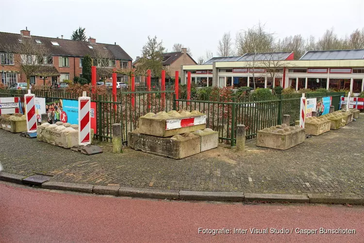 Gemeente plaatst betonblokken bij Kamperfoelieschool in Huizen