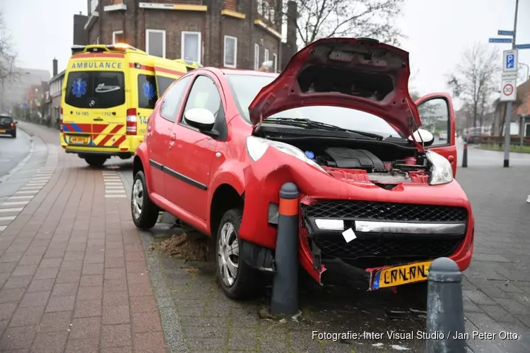 Auto rijdt paaltjes uit de grond in Hilversum