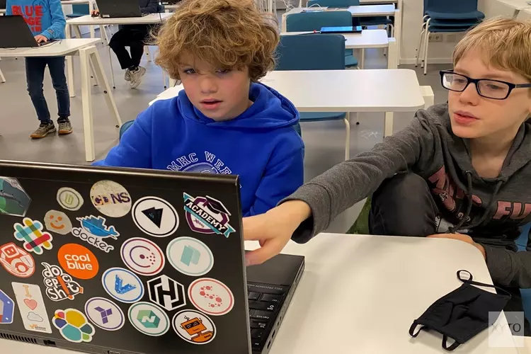 Kinderen leren gratis programmeren tijdens CoderDojo