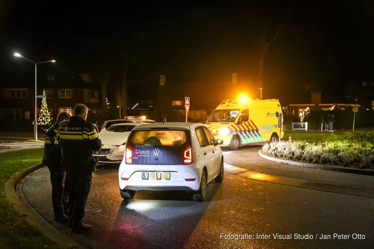 Botsing op rotonde in Hilversum: één gewonde