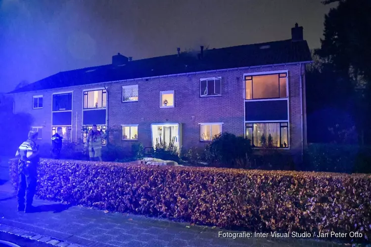 Vier woningen ontruimd bij brand in Hilversum, brandweer heeft brand onder controle