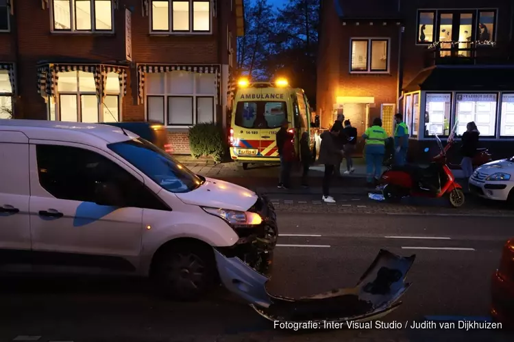 Veel schade aan auto na botsing Naarden