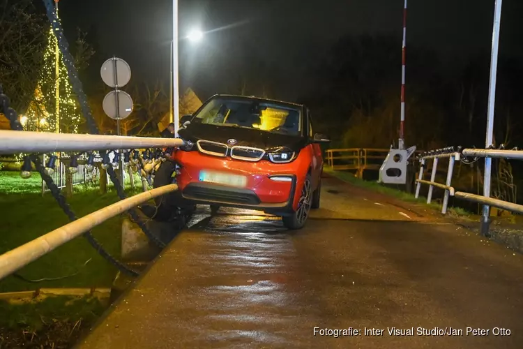 Auto botst tegen brug, bestuurder spoorloos