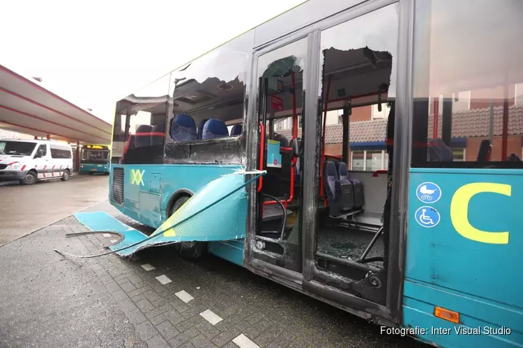 Twee bussen gebotst in Huizen