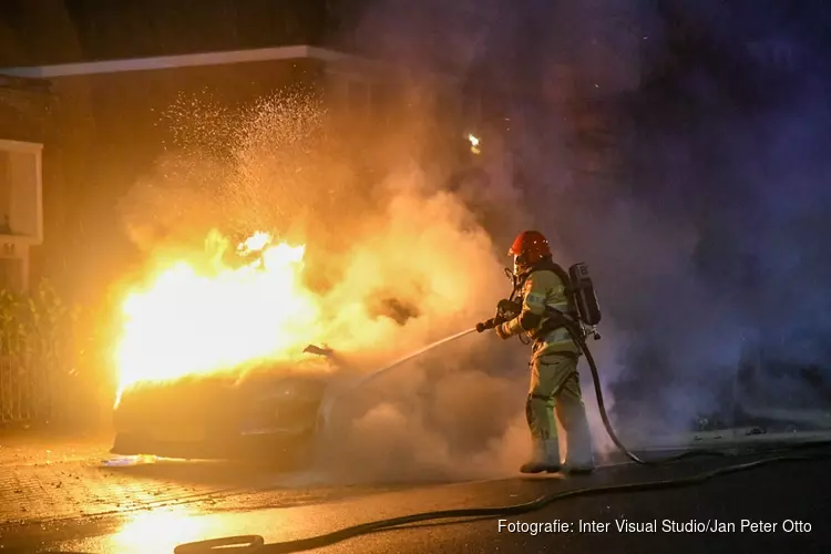 Auto door brand verwoest in Hilversum