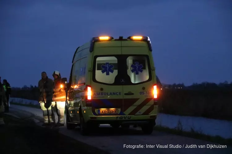 Meisje raakt te water aan Vaartsteeg in Eemnes