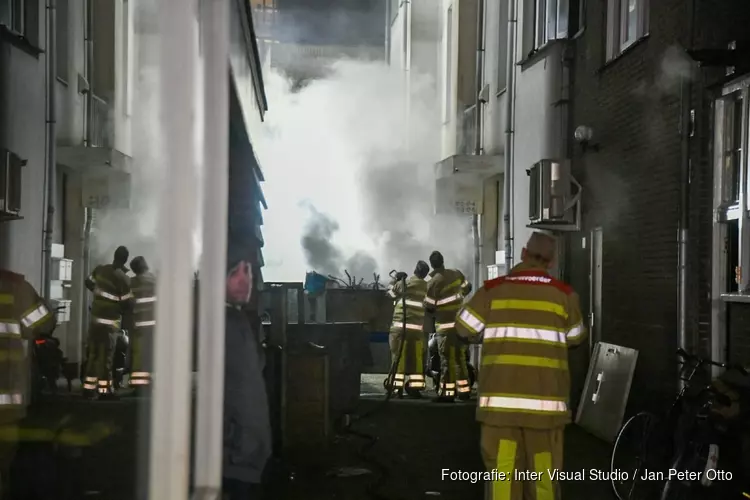 Container in brand tegen gevel in Hilversum