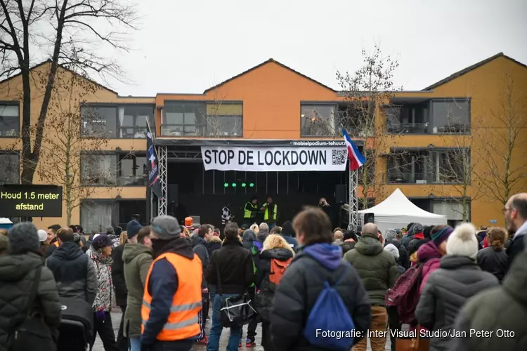 Gemeente Hilversum beëindigt coronademonstratie wegens niet naleven regels