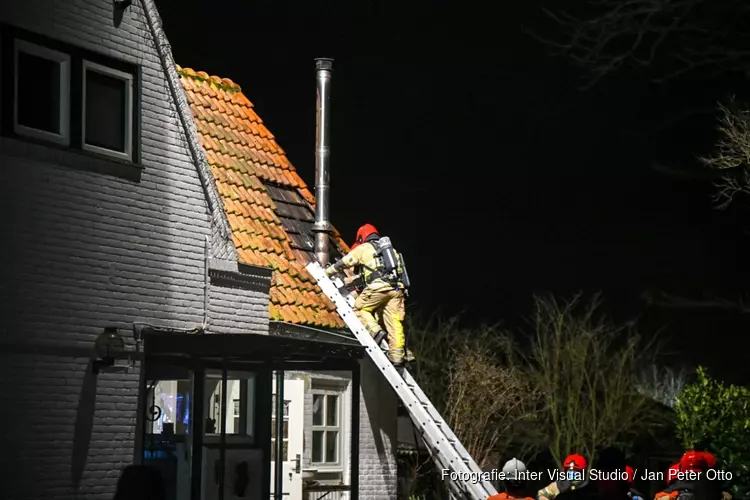 Flinke schoorsteenbrand in Kortenhoef, brandweer schaalt op