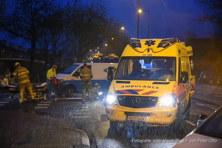 Scooterrijder onder bestelbus in Hilversum