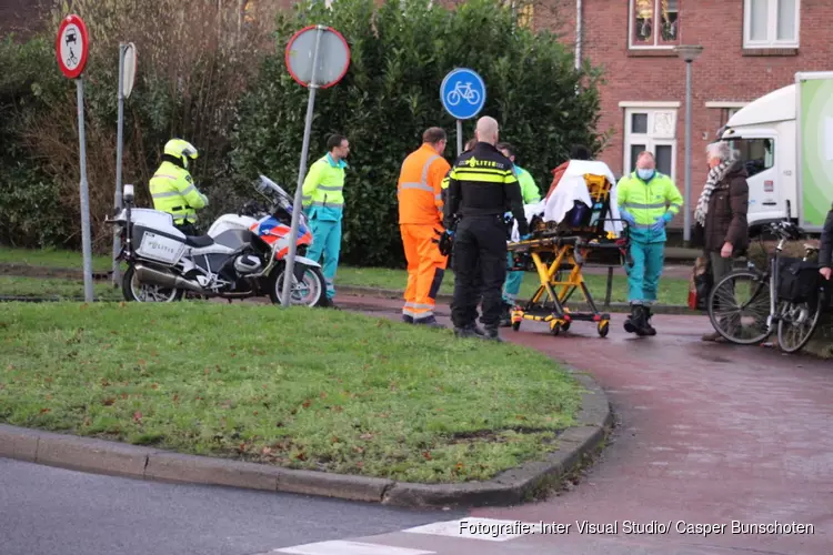 Vrouw op fiets komt hard ten val in Huizen