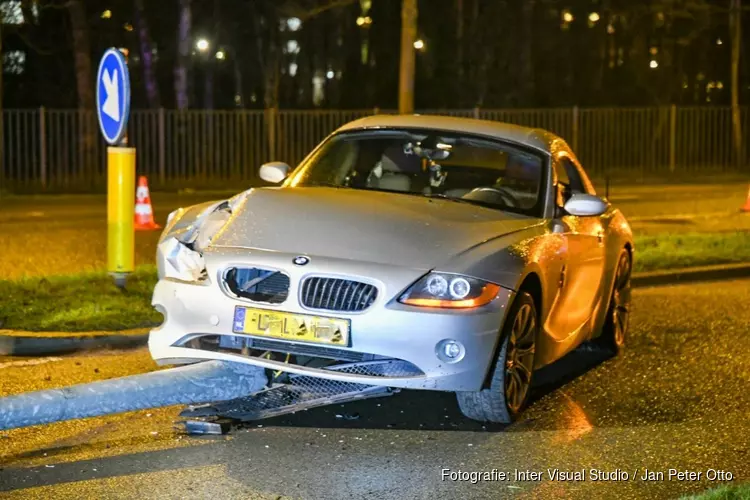 Auto tegen lantaarnpaal gereden in Hilversum