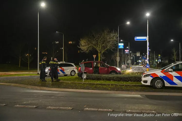 Bestuurder parkeert auto op Hilversumse rotonde en neemt de benen