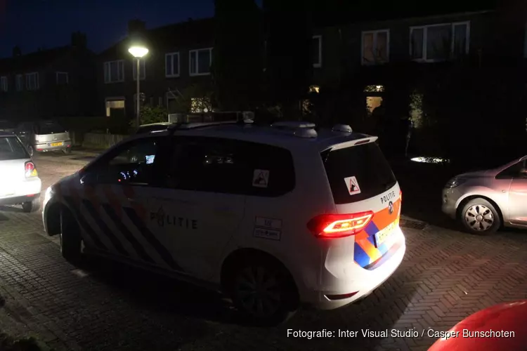 Meerdere politie-eenheden bij woning Naarden