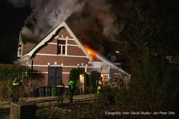 Veel schade bij grote brand in woonboerderij in Loosdrecht