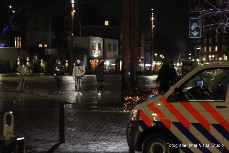 Burgemeester gaat gesprek aan met jongeren in Hilversum. Rust lijkt te zijn weergekeerd