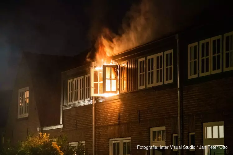 Veel schade bij uitslaande woningbrand in Hilversum