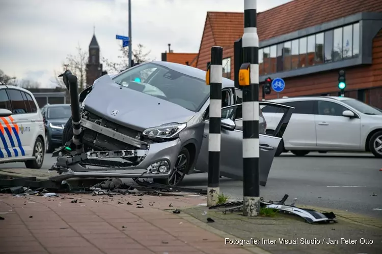 Automobilist rijdt tegen verkeerslicht in Hilversum