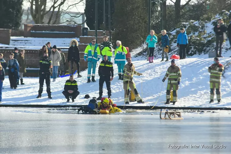 Kindje van 3 jaar van het ijs gered in Hilversum