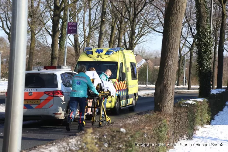 Bromfietser gewond door gladheid in Huizen