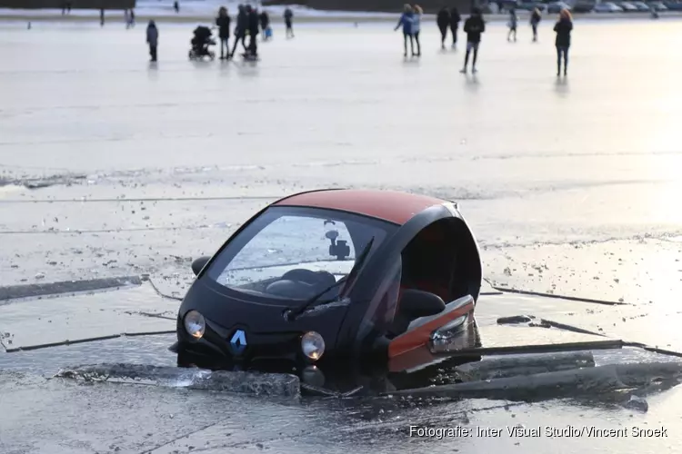 Elektrische auto zakt door het ijs in Huizen