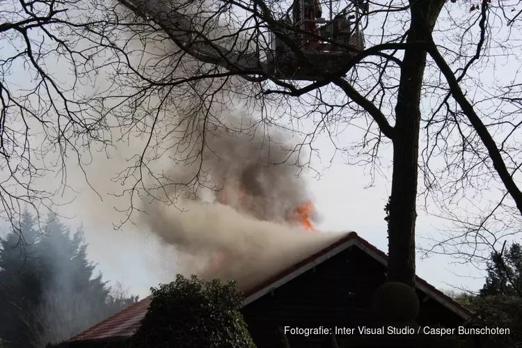 Grote brand op grens Laren-Eemnes