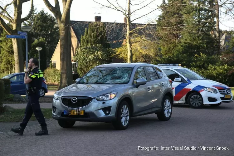 Fietser gewond in Huizen bij ongeval tegen auto