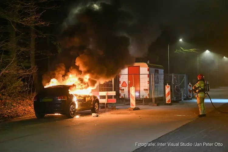 Auto door brand verwoest in Hilversum