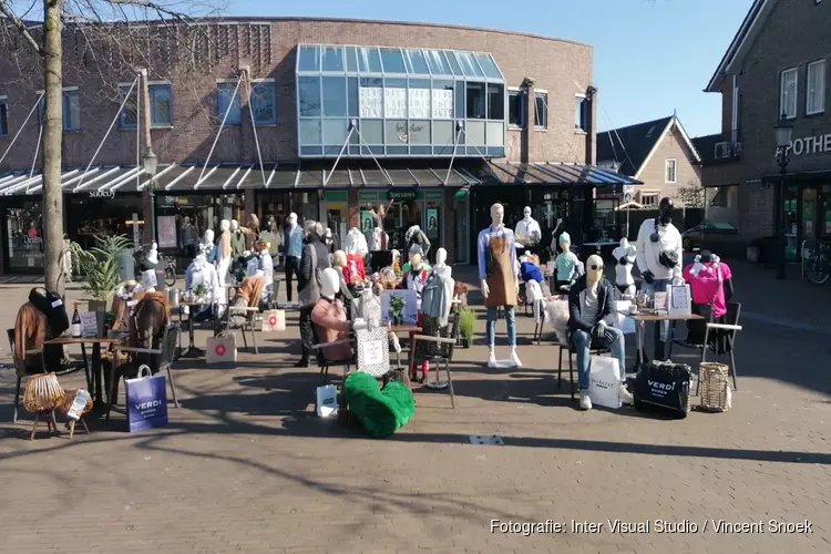 Terras buiten gezet door ondernemers wegens ludieke actie in Huizen