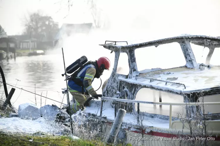 Plezierjacht brandt uit bij de sluis in Nederhorst den Berg