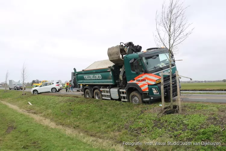 Paardentrailer waait om, vrachtwagen rijdt zich vast