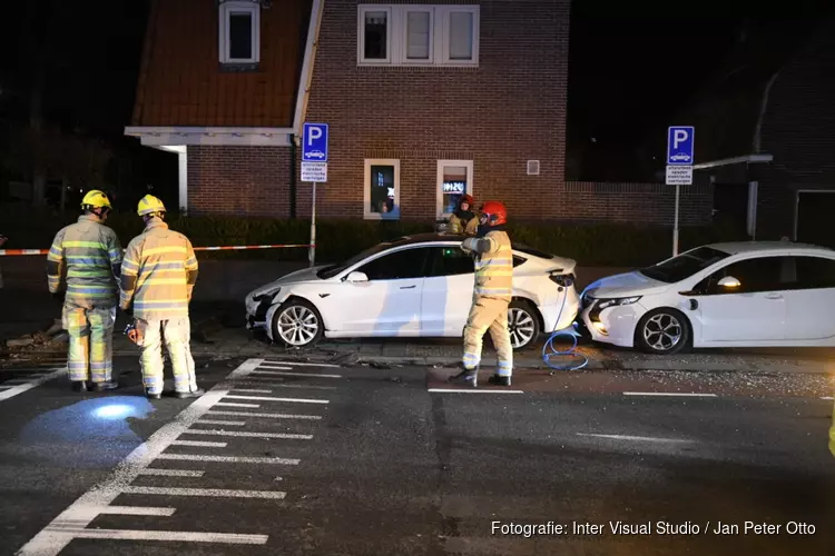 Auto raakt van weg en ramt peperdure Tesla&#39;s in Hilversum