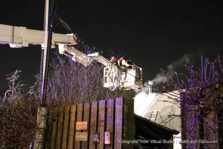 Schoorsteenbrand in chalet Muiden, brandweer met twee tankautospuiten ter plaatse