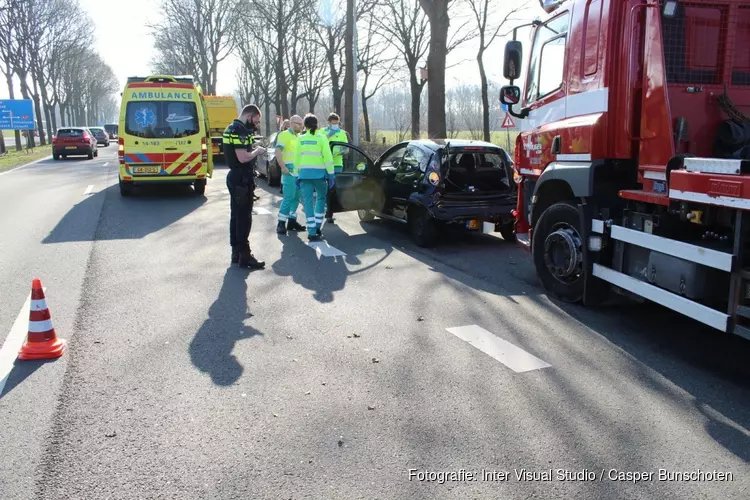 Vrachtwagen knalt achterop auto in Blaricum