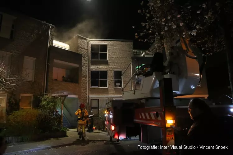 Brand in portiekwoning in Huizen