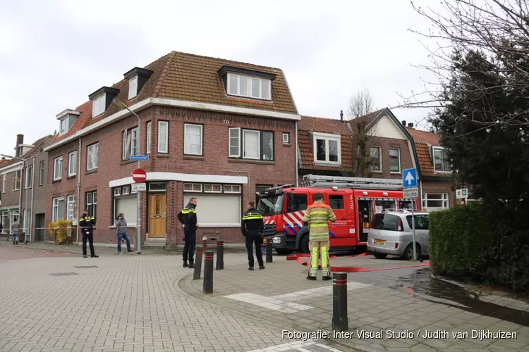 Brandweer blust brand in vloer in Weesp