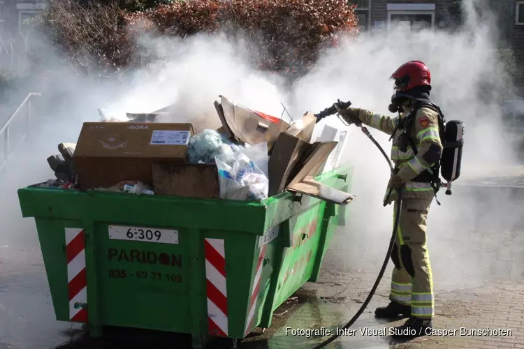 Bouwcontainer in brand in Huizen