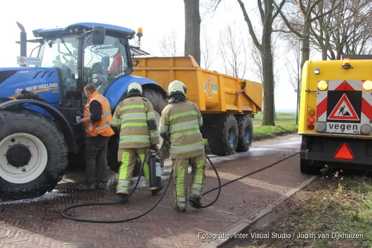 Brandweer heeft handenvol aan vervuild wegdek in Eemnes